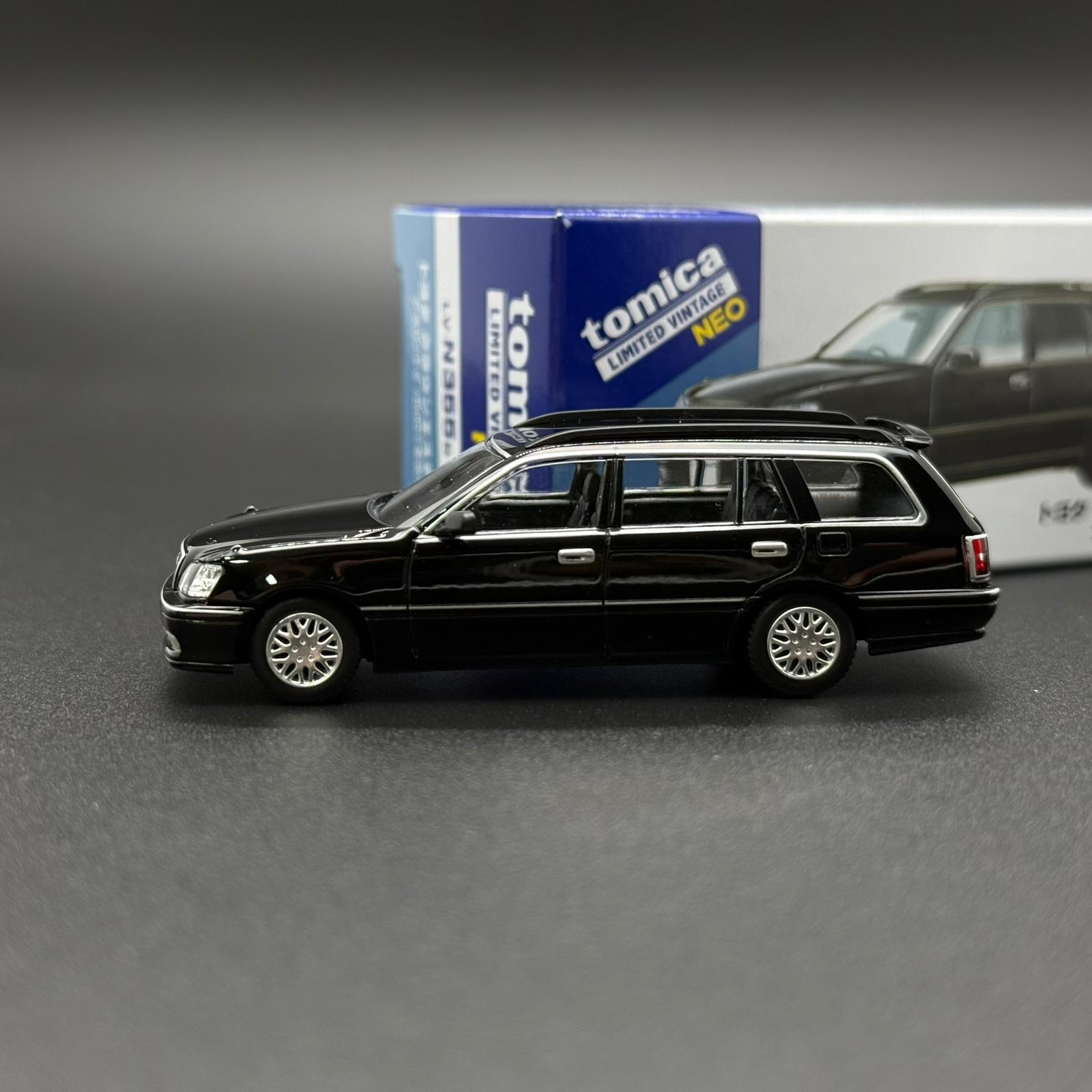 Tomytec 1/64 Crown JZS171W die-cast car, dark station wagon, side profile