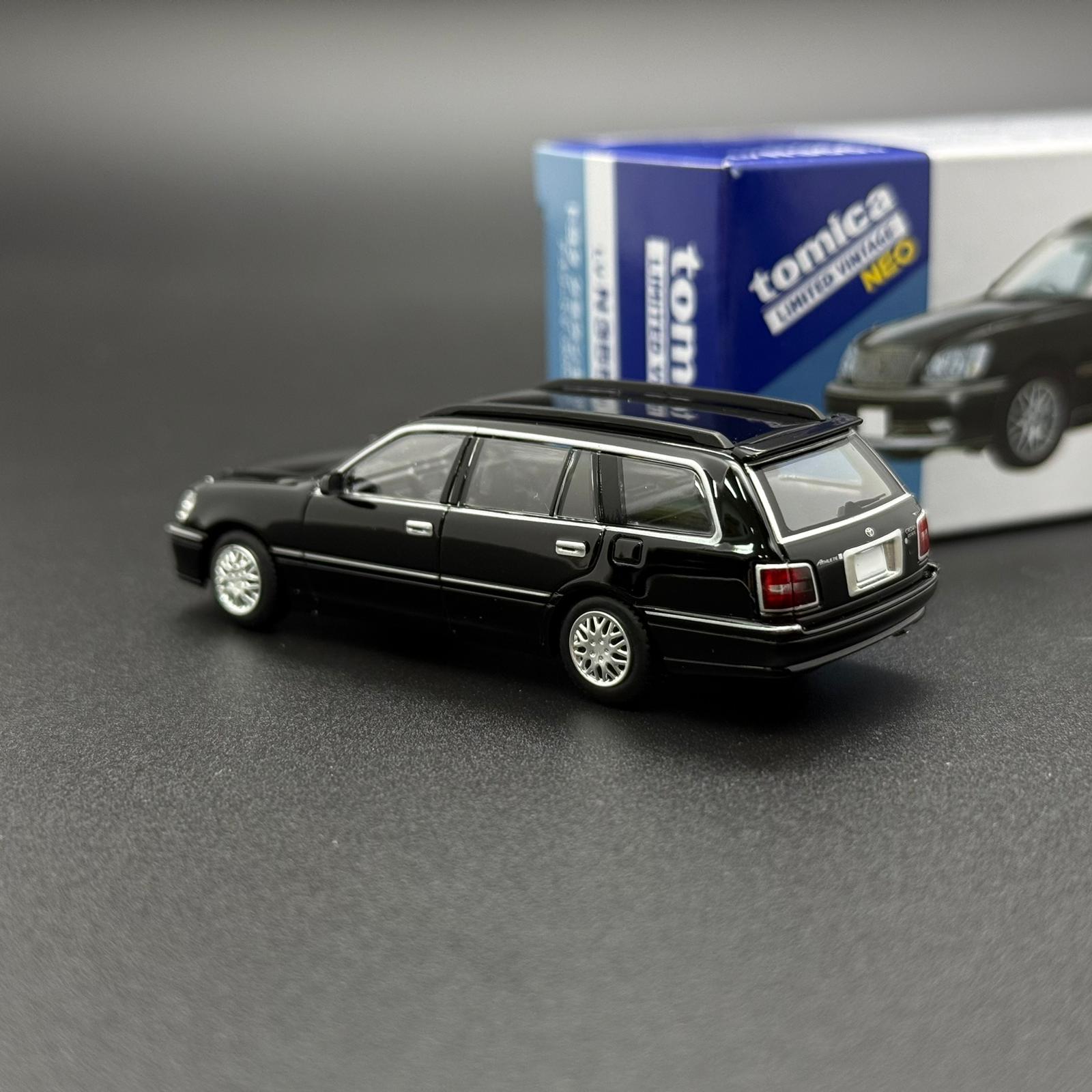 Tomytec 1/64 Crown JZS171W die-cast car, dark station wagon, side view