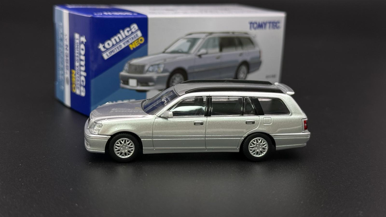 Tomytec 1/64 Crown JZS171W die-cast car, silver station wagon, front 3/4